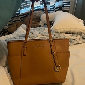 Michael Kors Jet Set women’s medium tan leather hand bag